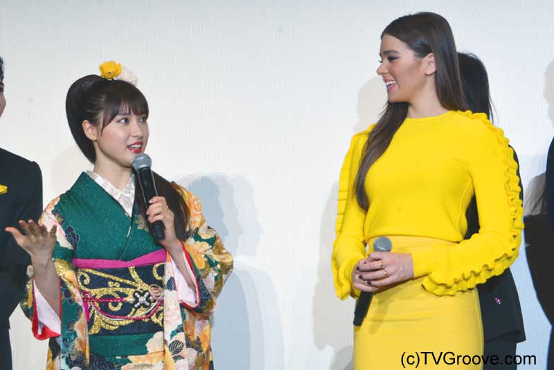 土屋太鳳(左)、ヘイリー・スタインフェルド