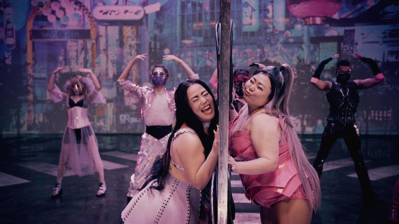 渡辺直美 with ゆりやんレトリィバァ パロディMV場面写真( ©YOSHIMOTO KOGYO CO., LTD)