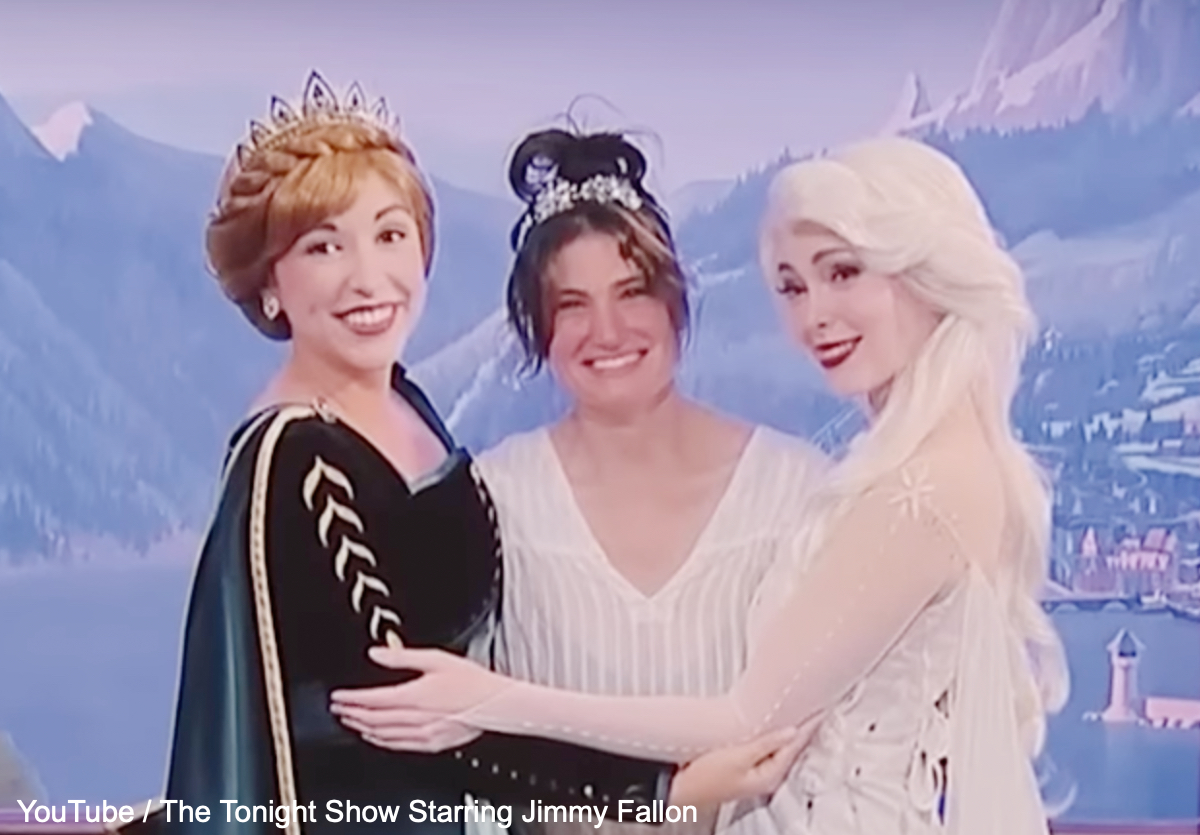 イディナ・メンゼルと、ディズニーワールドのエルサとアナ