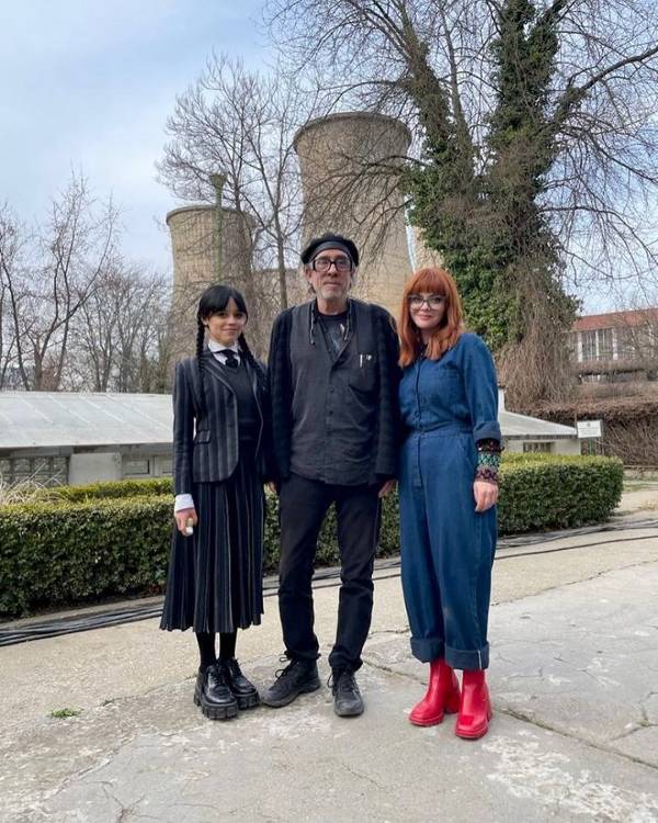 新生ウェンズデーとオリジナル版ウェンズデーに囲まれるティム・バートン監督(中央) Photo: @timburton / Instagram