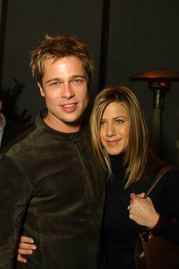 ブラッド・ピット(左)、ジェニファー・アニストン(2001年11月) Photo: Eric Charbonneau/BEI/Shutterstock