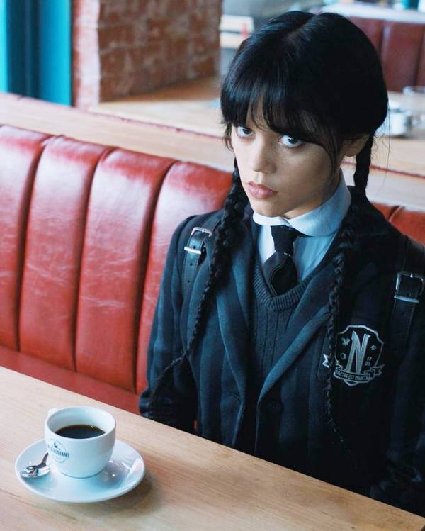 若手女優ジェナ・オルテガ演じるウェンズデー・アダムス @wednesdaynetflix / Instagram