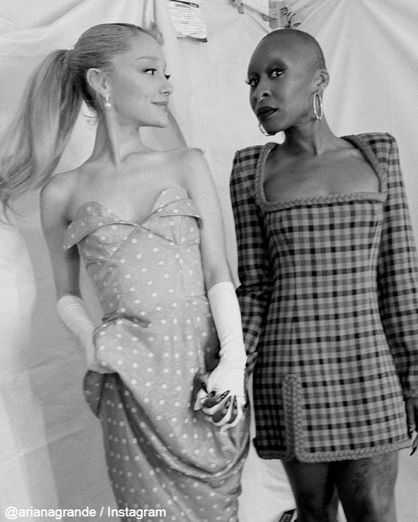アリアナ(左)とシンシア・エリヴォ @arianagrande / Instagram