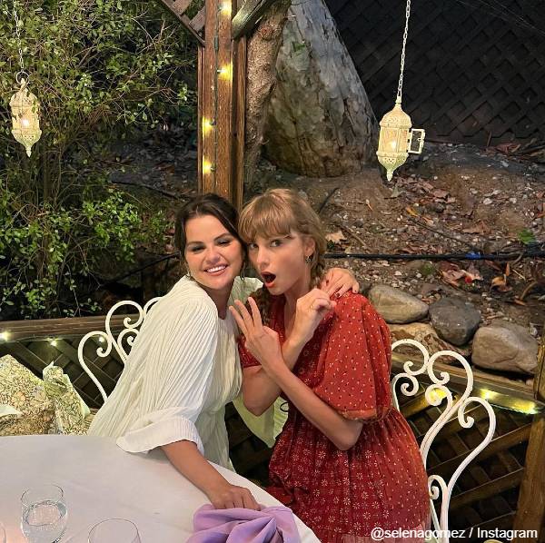 セレーナ・ゴメス(左)とテイラー・スウィフト
