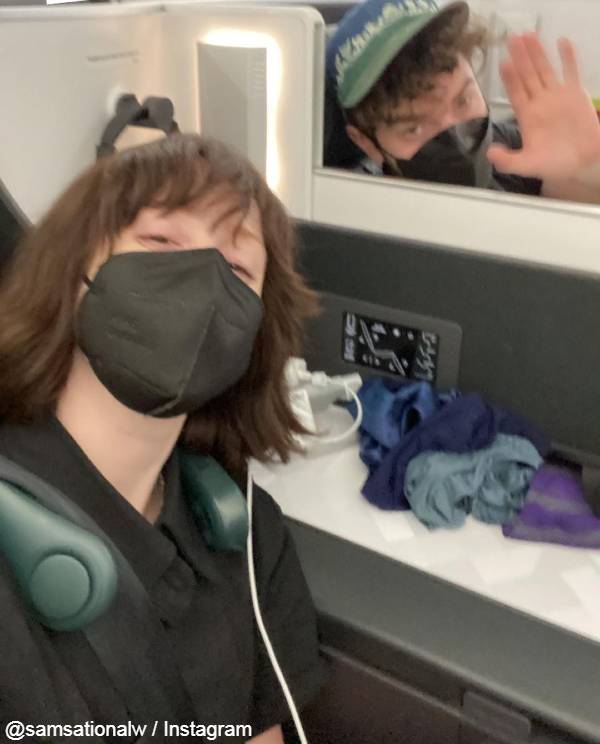 新婚旅行で日本を訪れたサマンサ・ワインスタインとマイケル・クナットソン(右)