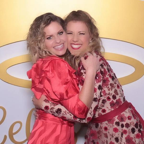 ほほを寄せ合うタナー姉妹(2019年) @candacecbure / Instagram