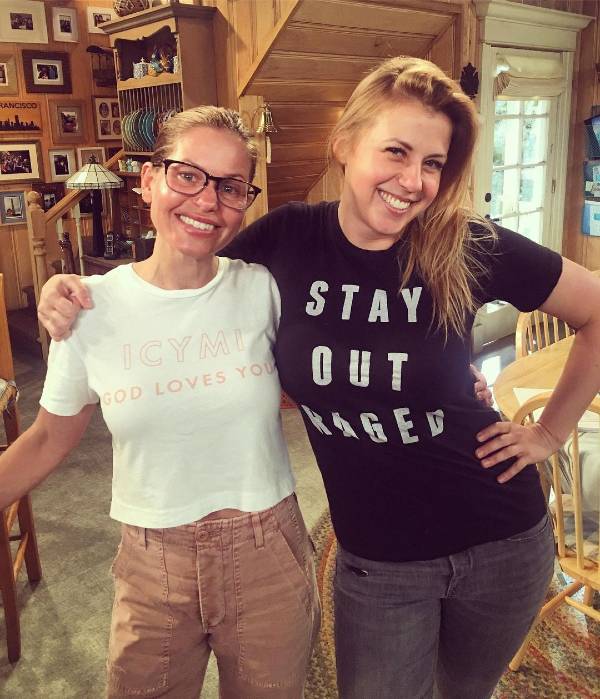 すっぴんで肩を組む2人(2019年) @candacecbure / Instagram