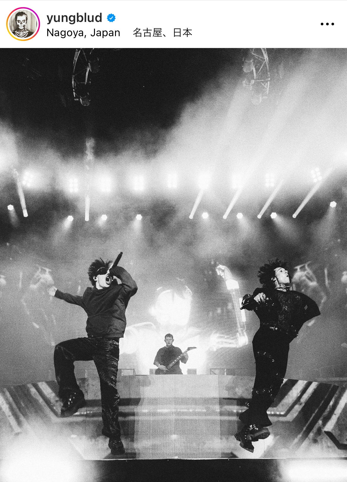 BMTHオリヴァー(右)とのパフォーマンス(@yungblud / Instagram)