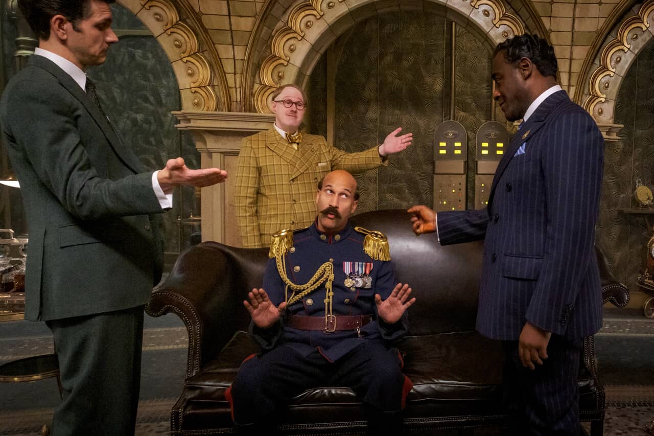 スラグワース(右)、プロドノーズ(後ろ)、フィクルグルーバー(左)、警察署長(手前) © 2023 Warner Bros. Ent. All Rights Reserved.
