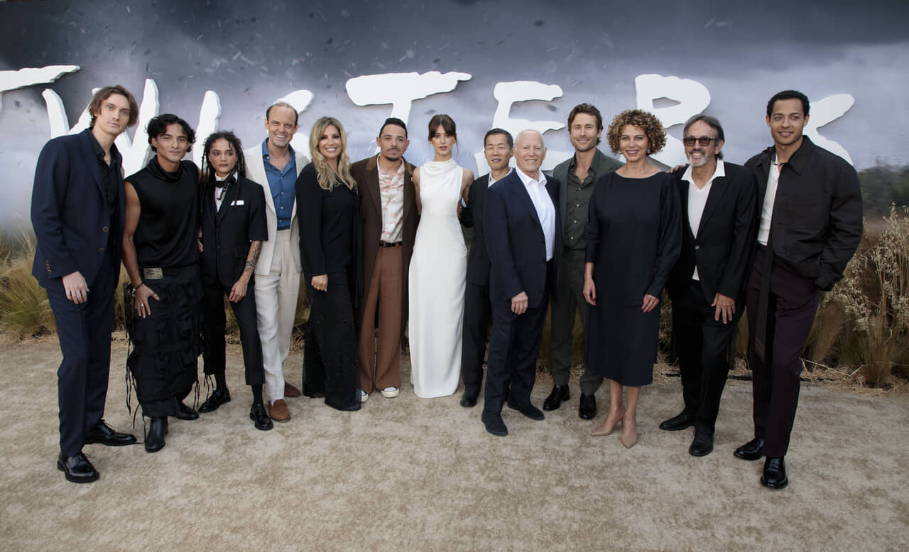 左から:ジェームズ・パクストン、ブランドン・ペレア(ブーン)、サッシャ・レイン(リリー)、ハリー・ハデン=ペイトン(ベン)、アシュリー・ジェイ・サンドバーグ(製作総指揮)、アンソニー・ラモス(ハビ)、デイジー・エドガ=ジョーンズ(ケイト)、リー・アイザック・チョン(監督)、フランク・マーシャル(プロデューサー)、グレン・パウエル(タイラー)、ドナ・ラングレー、パトリック・クローリー(プロデューサー)、ダリル・マコーマック(ジェブ)(c) 2024 UNIVERSAL STUDIOS,WARNER BROS.ENT.& AMBLIN ENTERTAINMENT,INC.