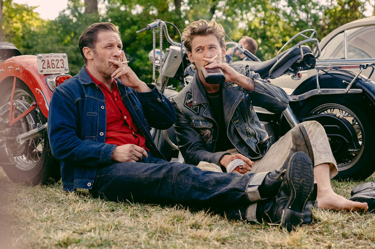 トム・ハーディ(左)とオースティン・バトラー(右)© 2024 Focus Features, LLC. All Rights Reserved.